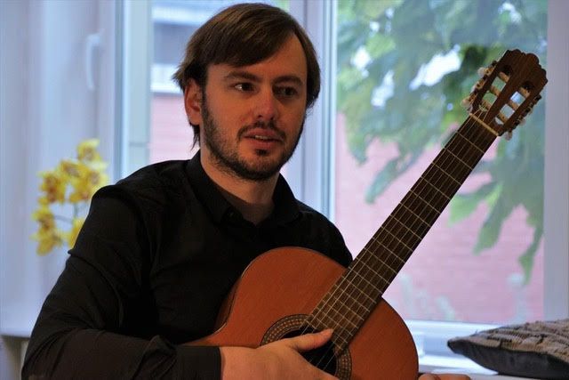 Dit is Bastiaan met een gitaar, hij is gitaar docent bij MSA en komt uit Belgie.